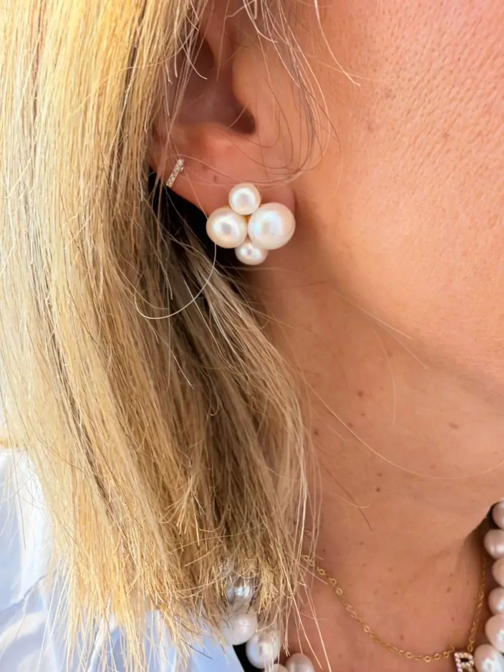 A delicadeza de um bouquet em forma de joia. Um design exclusivo que une o brilho natural das pérolas à nobreza da prata dourada.